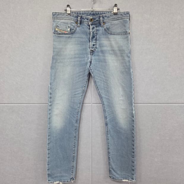 DIESEL 디젤 BUSTER 레귤러 슬림 테이퍼드 데님 팬츠