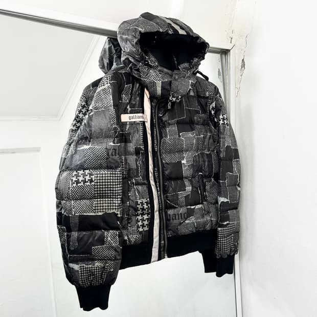 존 갈리아노 뉴스페이퍼 패딩