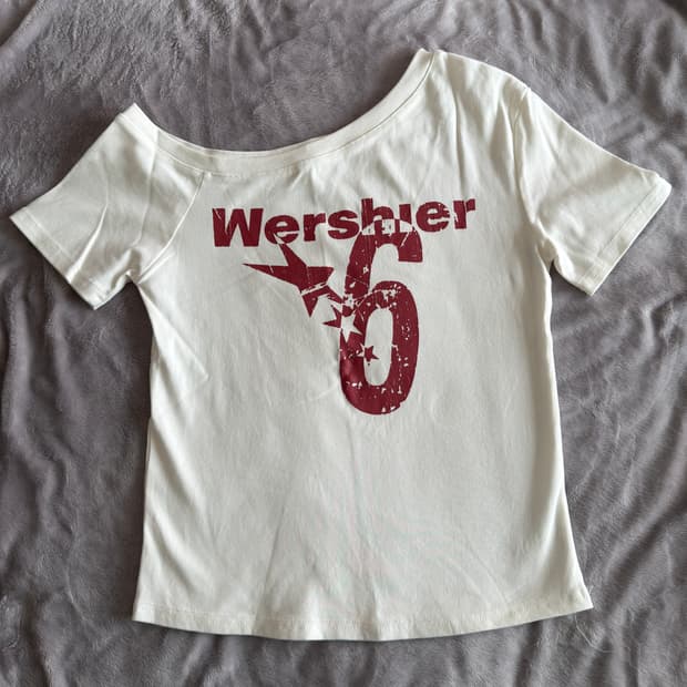 넘버식스 프린트 오프숄더 반팔 티셔츠