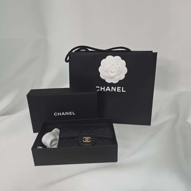 샤넬 클래식 카드지갑 블랙 금장 (AP0214)