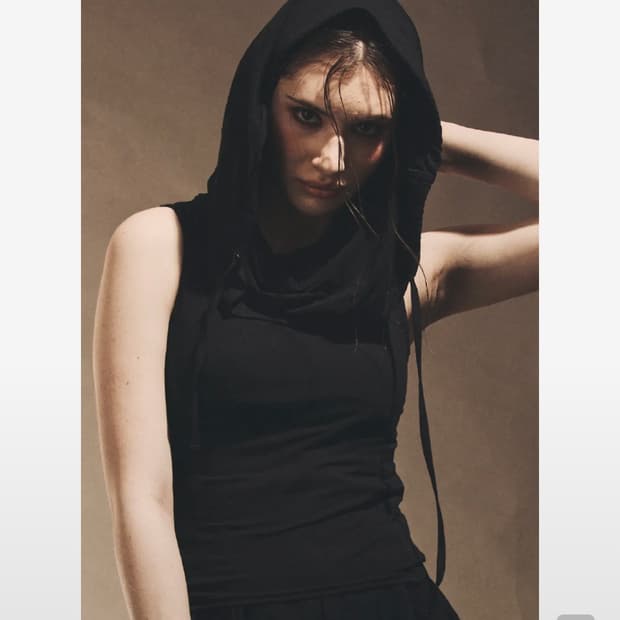 컷아웃 카울 후디 슬리브리스 - 블랙