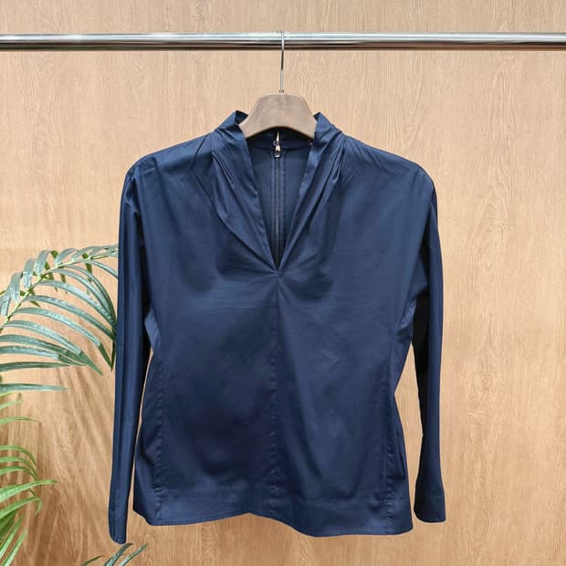 코스 미니멀 드레이프 넥 긴팔 블라우스 백지퍼 디테일 네이비