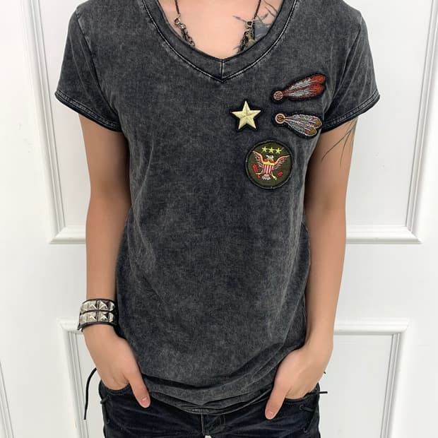 Indian feather patch v-neck slim t 