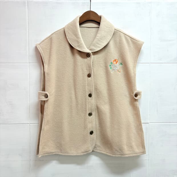 LIVETION 플리스 모리 자수 베스트 (새상품)