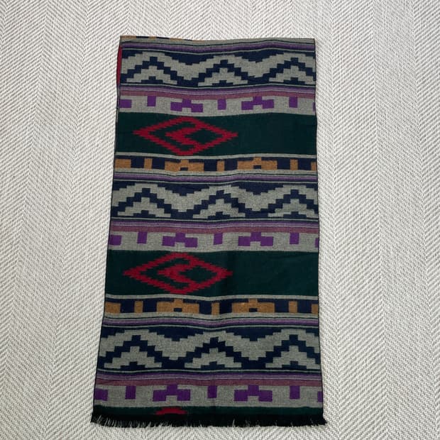 빈티지 에스닉 다이아몬드 모티프 패턴 머플러