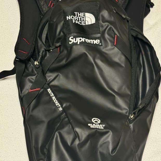 슈프림 x 노스페이스 서밋 시리즈 아우터 테이프 심 루트 로켓 백팩 블랙