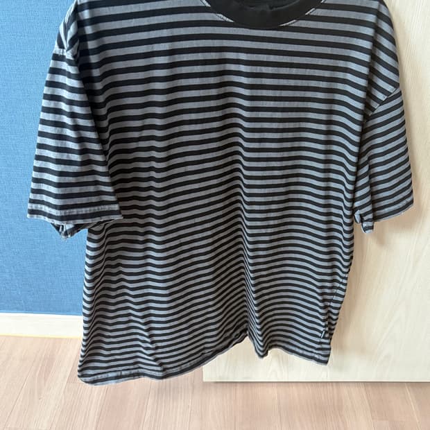 위켄더스 DAMAGED STRIPED 차콜 색상 m사이즈