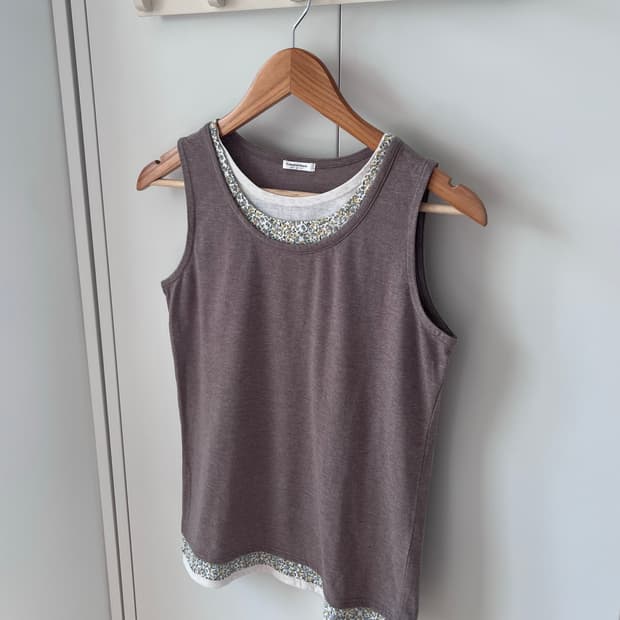 Comfortbasic 잔꽃 레이어드 슬리브리스