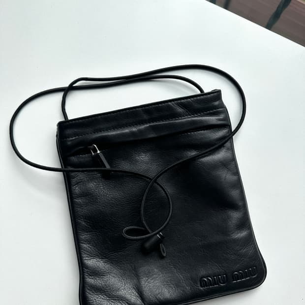 미우미우 레더 크로스백 – 미니멀 컨템포러리 에센셜