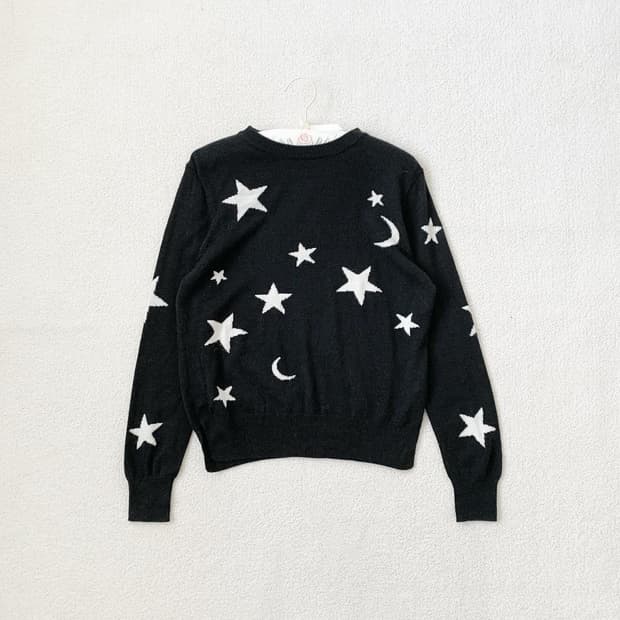 별 달 무늬 슬림핏 니트