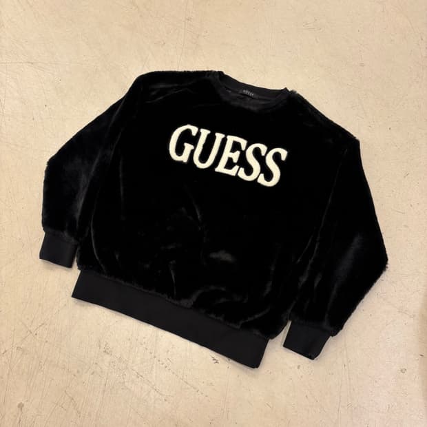 게스 페이크 퍼 빅로고 맨투맨