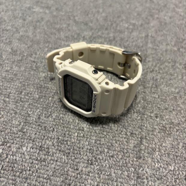 지샥 G-SHOCK 화이트 DW-5600A 시계