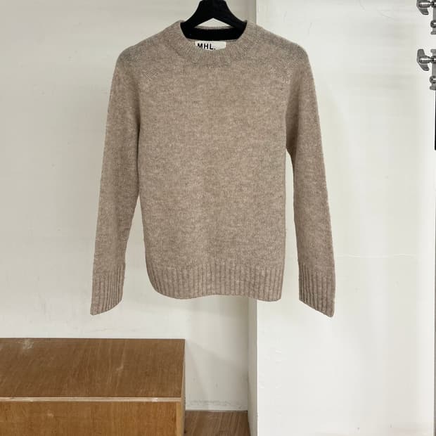엠에이치엘 베이지 크루넥 울 니트
