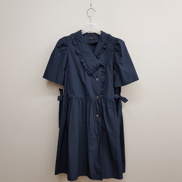 비이커 BEAKER 2022 프릴 브이넥 버튼 디테일  원피스 0사이즈