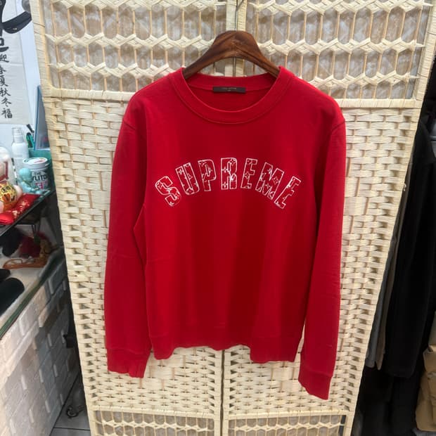 100 정품 루이비통 +슈프림 한정판 맨투맨 팝니다