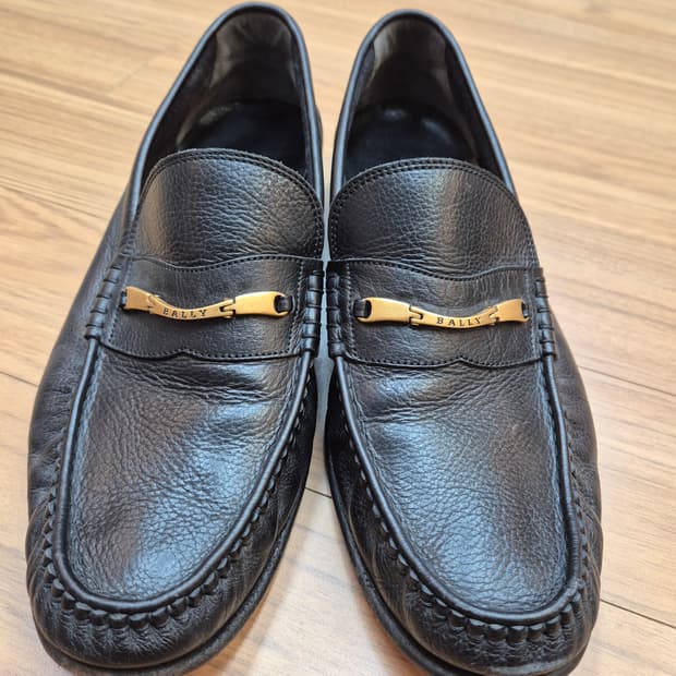 Bally 남성 로퍼 판매합니다. 블랙 색상의 가죽 로퍼라 고급스럽고, 