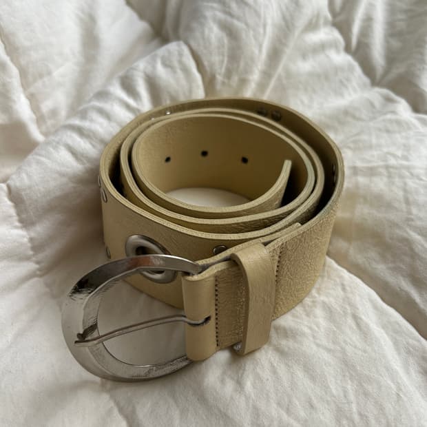 샌드뮤지엄 EYELET LEATHER BELT [Butter Yellow