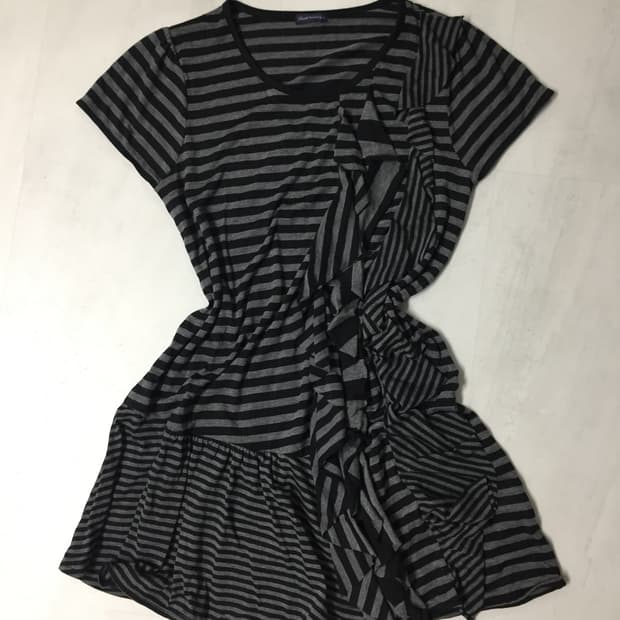 프릴 드레이프 스트라이프 반팔 티셔츠