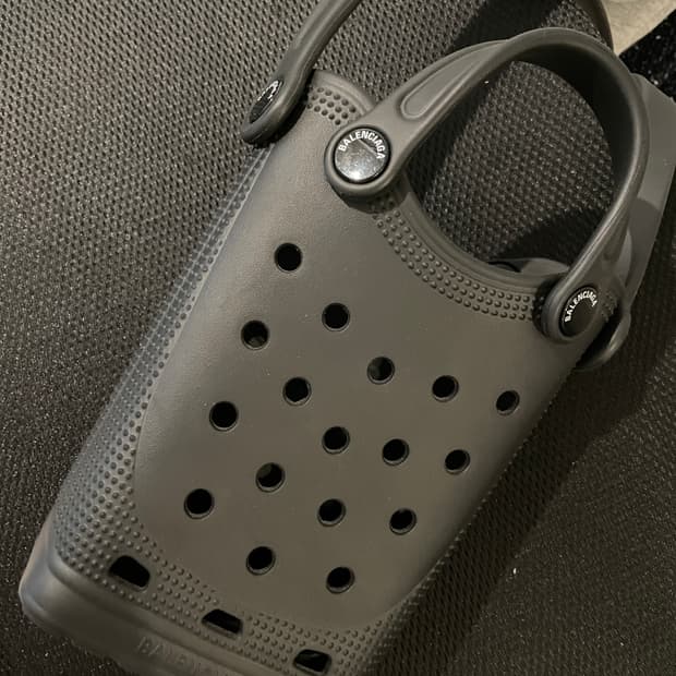 발렌시아가 크록스 폰홀더 러버백