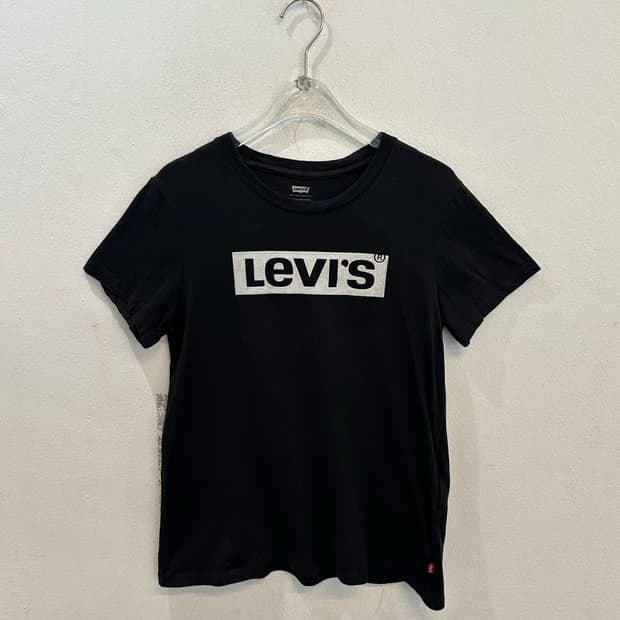 Levi’s tee