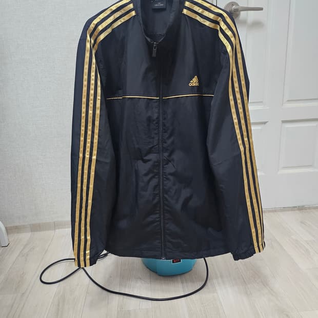 (105~110)XL 아디다스 에센셜 [골드금장] 트랙탑 우븐 바람막이
