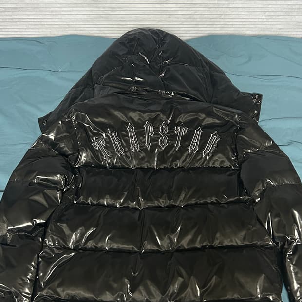 트랩스타 trapstar 샤이니 유광 푸퍼 패딩 m