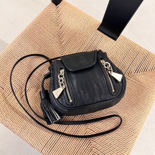 씨바이끌로에 블랙 레더 크로스백