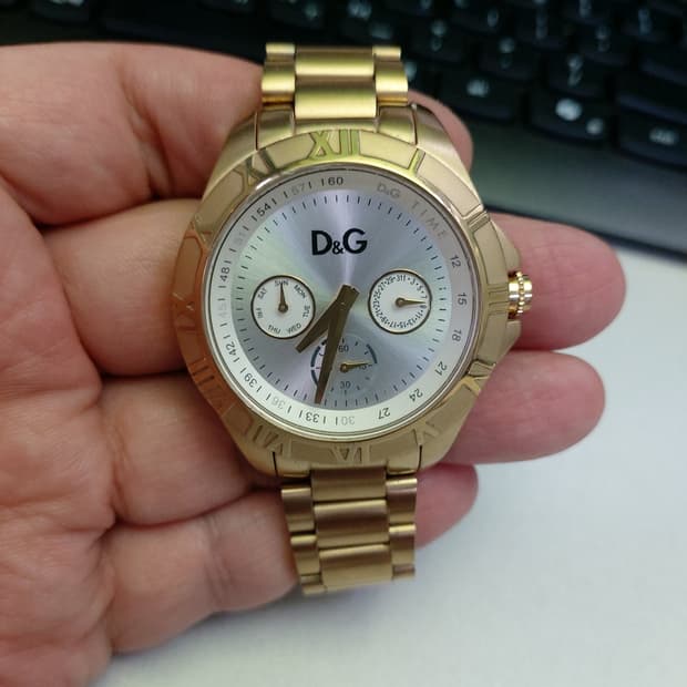 D&G 여성 금장 시계입니다. 