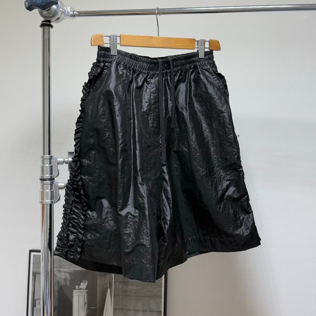 생긴 스튜디오 러플 나일론 퀼로트 팬츠