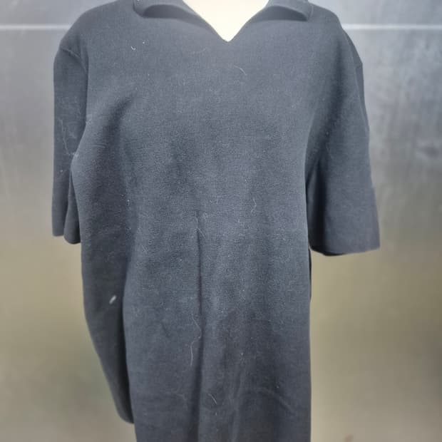 코스 검정색 반팔 카라 니트