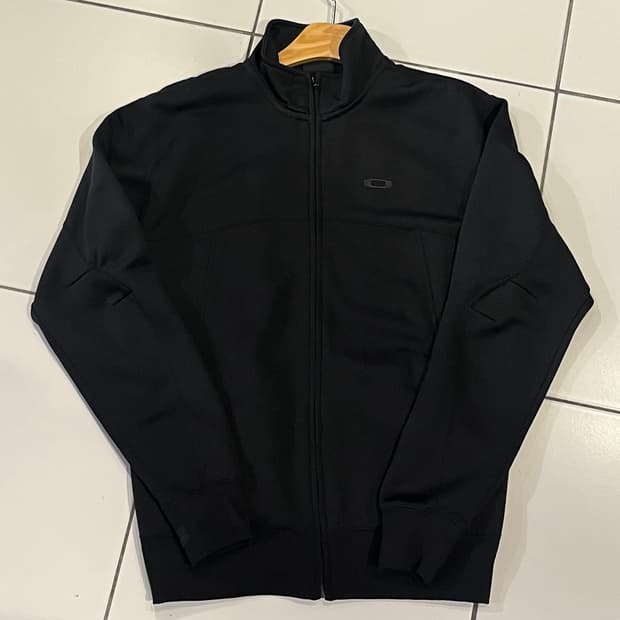 오클리 블랙 미니멀 트랙탑