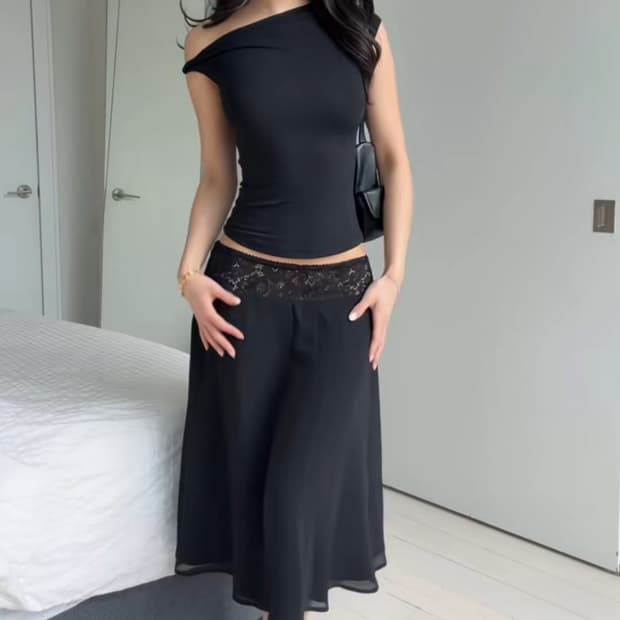 Off shoulder twist top black