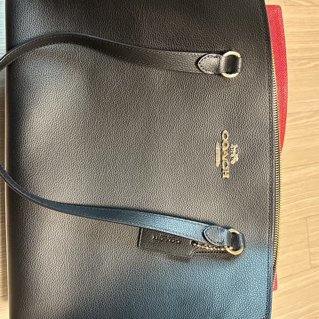 코치 블랙 가죽 토트&숄더백 안감레드