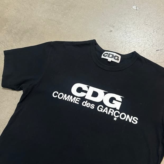 L 꼼데가르송 블랙 반팔티