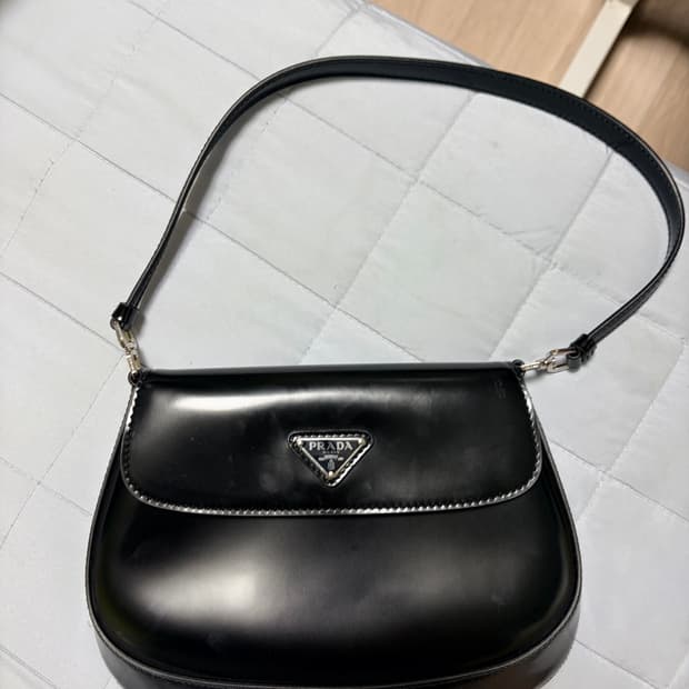 프라다 플랩 클레오 브러쉬드 레더 숄더백 블랙