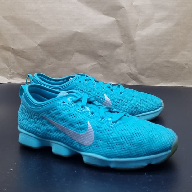 나이키 줌 핏 여성트레이닝화235