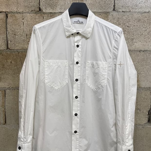 스톤 아일랜드 자수 로고 화이트 셔츠