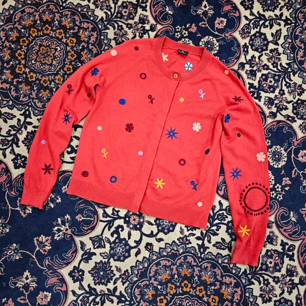 (국내매장) 폴스미스(P.S) 플라워 자수 디테일 다홍 가디건 
