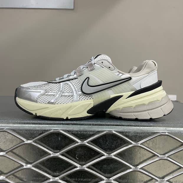 나이키 V2K 런 서밋 화이트 메탈릭 실버 240
