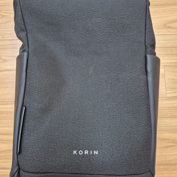 코린 블랙 백팩입니다. 무난한 디자인이라 어느 옷에나 잘 어울립니다. 가