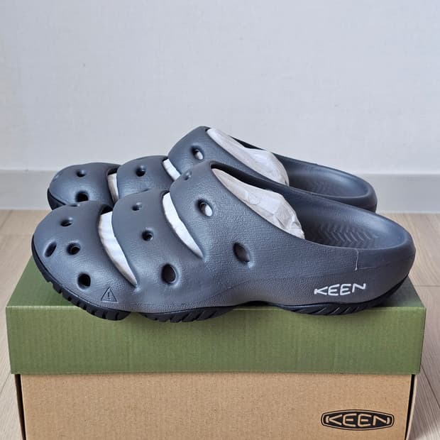 270 새제품) 킨 Keen 요기 마그넷 블랙 그레이 슬리퍼 샌들 남자