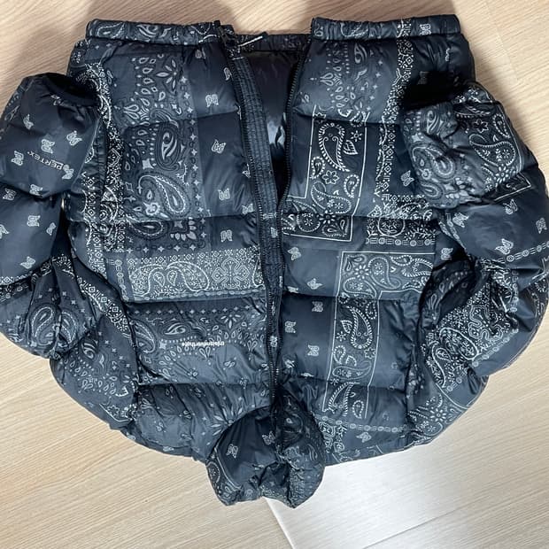 디네댓 페이즐리 패턴 패딩