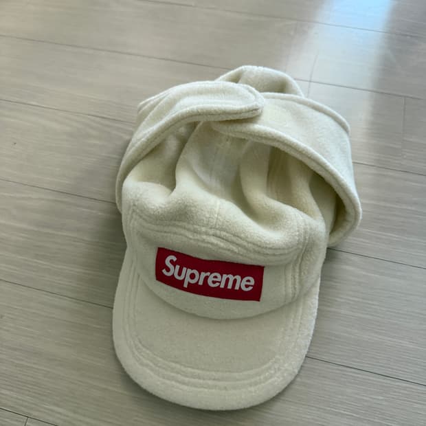 슈프림 이어플랩 폴라텍 21FW 크림 색상