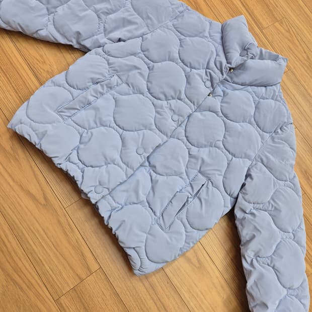 자라 여주니어 퀼팅 패딩 152cm입니다. 은은한 하늘색이라 어느 옷에도