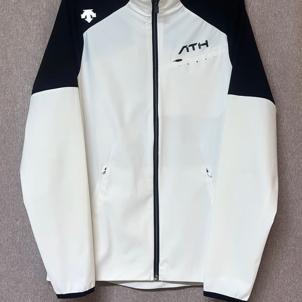 데상트 ATH 블랙/화이트 자켓 95 M
