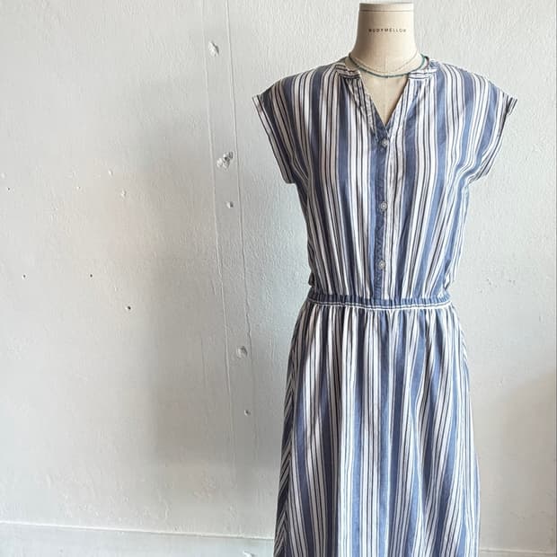 Antiqulothes V넥 블루 스트라이프 슬리브리스 원피스