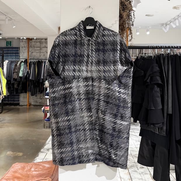 드리스 반 노튼 메탈릭 반팔 플래드 코트