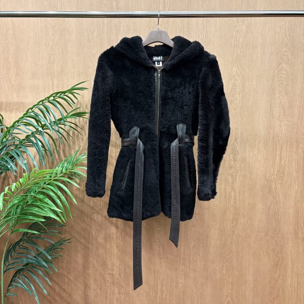 도나카란 뉴욕 후드 무스탕 양털 자켓 허리 스트랩 지퍼 포켓 디테일 블랙