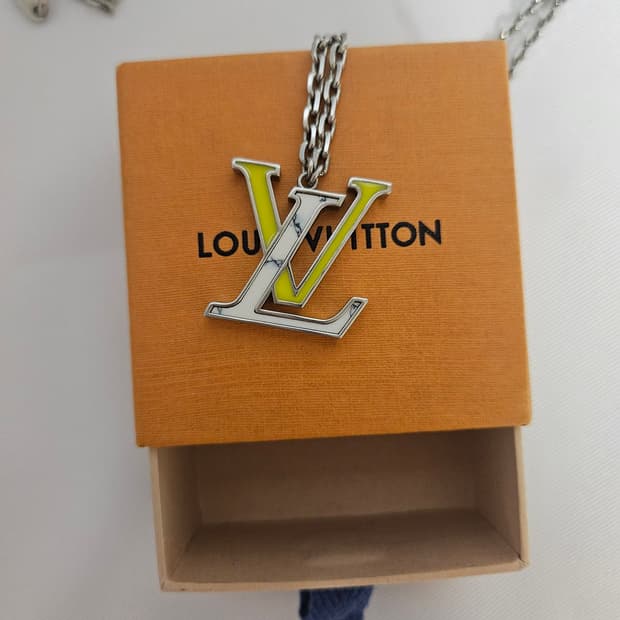 루이비통 한정판 목걸이 아이코닉 lv