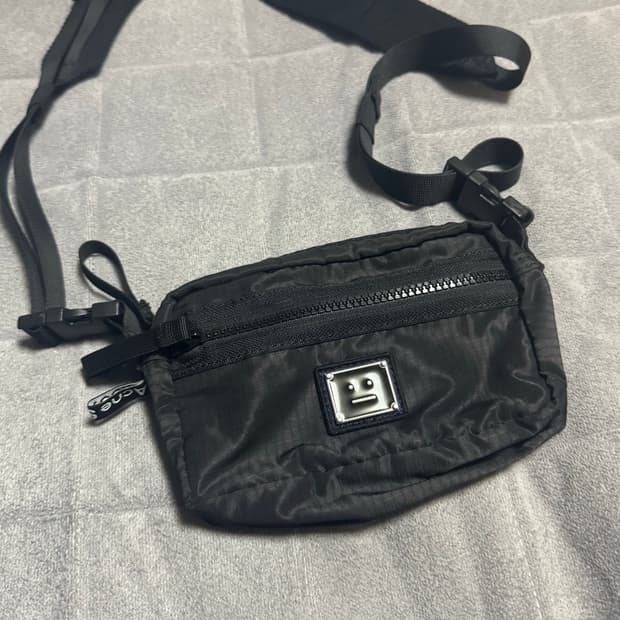 아크네 스튜디오 페이스 모티브 크로스백